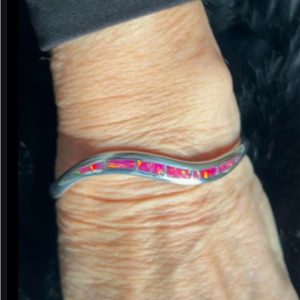 Bracelet/bangle. Made in Mexico, sterling silver. Clip open.